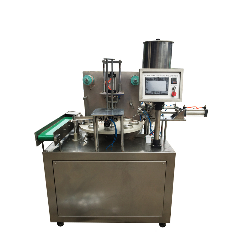 Macchina per il riempimento di tazze di tipo rotativo con pellicola a rulli per pasta